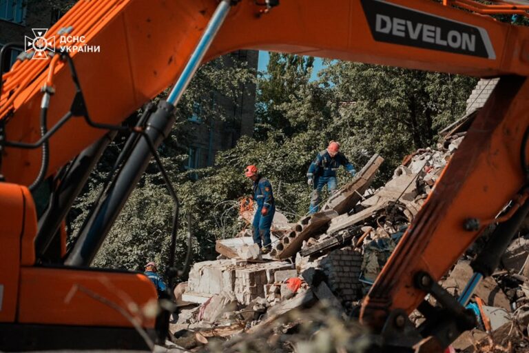 Фото для новини:У Києві 13 загиблих і 86 поранених після атаки РФ