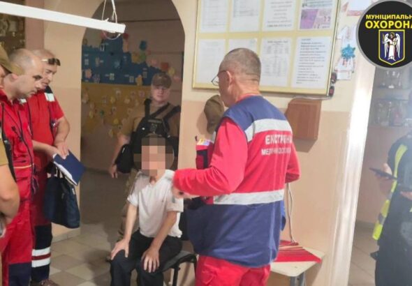Фото для новини:У Києві чоловік із ножем зайшов до ліцею