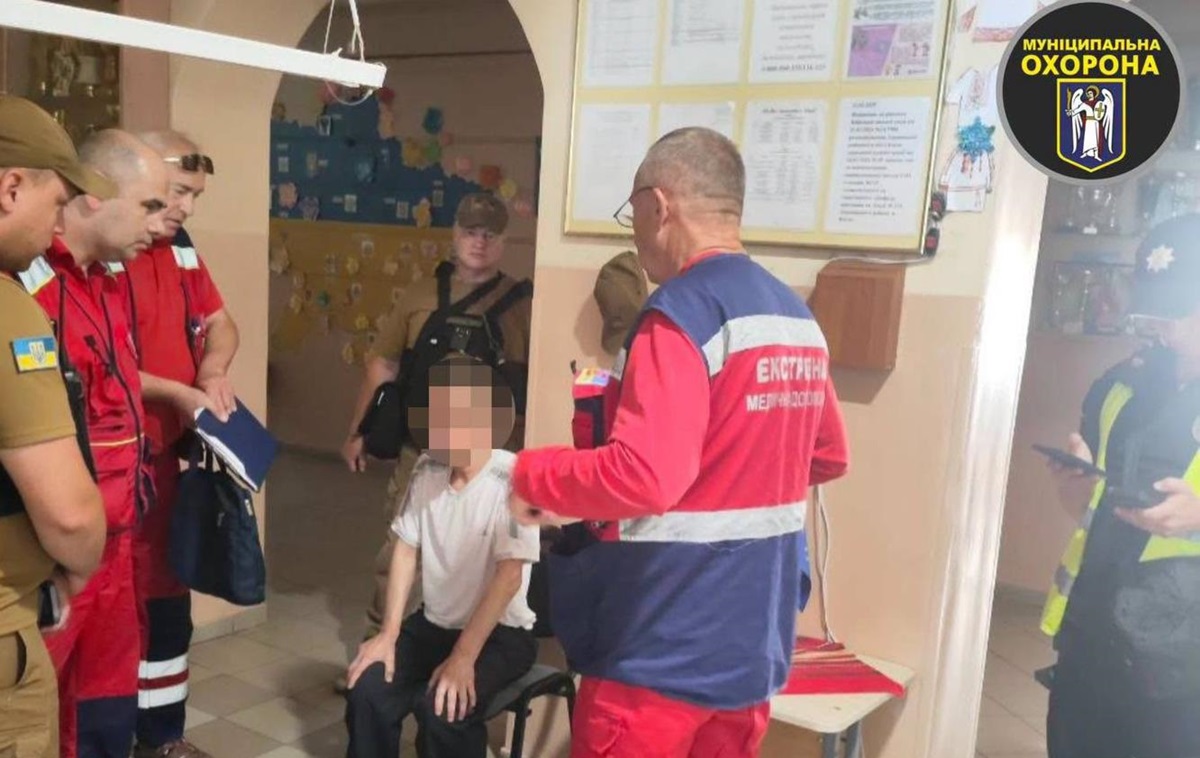 Фото для новини:У Києві чоловік із ножем зайшов до ліцею
