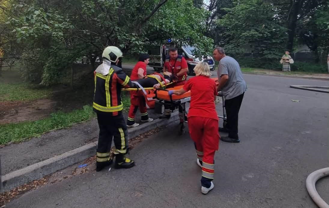 Фото для новини:У Києві жінка вижила після падіння з балкону під час пожежі