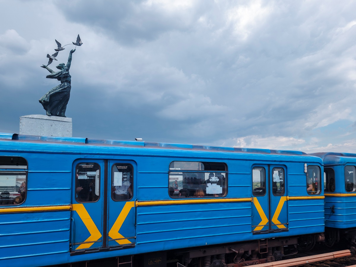 Фото для новини:У Київському метро пояснили, куди зникають поїзди опівночі