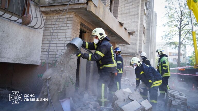 Фото для новини:У Львові завершили рятувальну операцію після атаки РФ