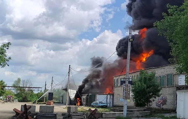 Фото для новини:У Миколаєві пошкоджені дві АЗС внаслідок атаки дронів