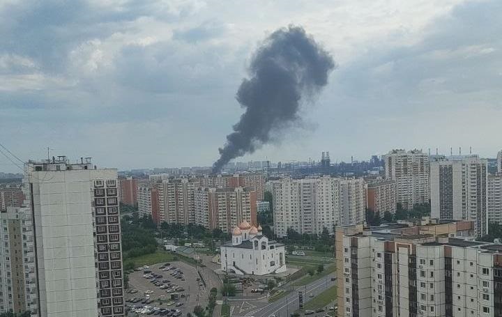 Фото для новини:У Москві пожежа на НПЗ після атаки дронів