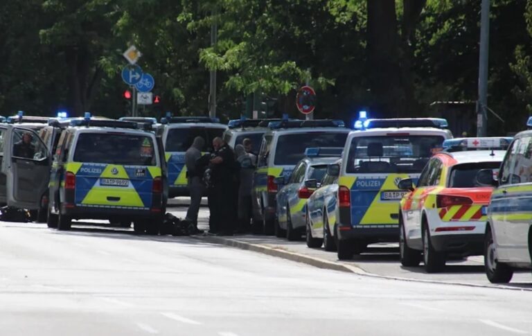 Фото для новини:У Німеччині озброєний чоловік захопив заручників у банку
