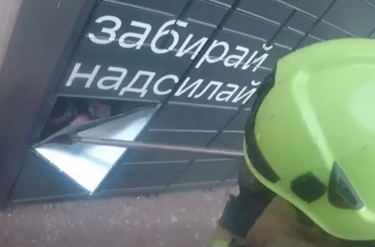 Фото для новини:У Рівному дівчина "закрилась" у поштоматі