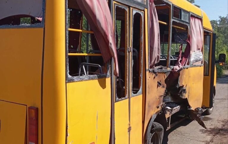 Фото для новини:У Слов’янську автобус потрапив під обстріл, є поранені