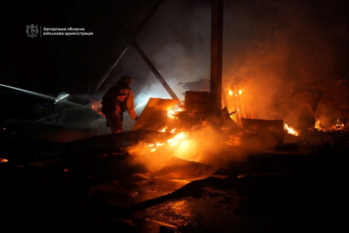 Фото для новини:У Запоріжжі після атаки палає підприємство