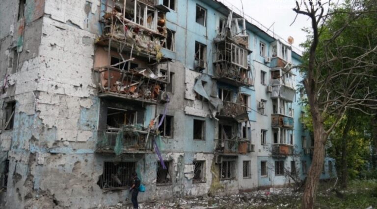 Фото для новини:У Запоріжжі вже 25 постраждалих від авіаудару РФ, шестеро з них - діти