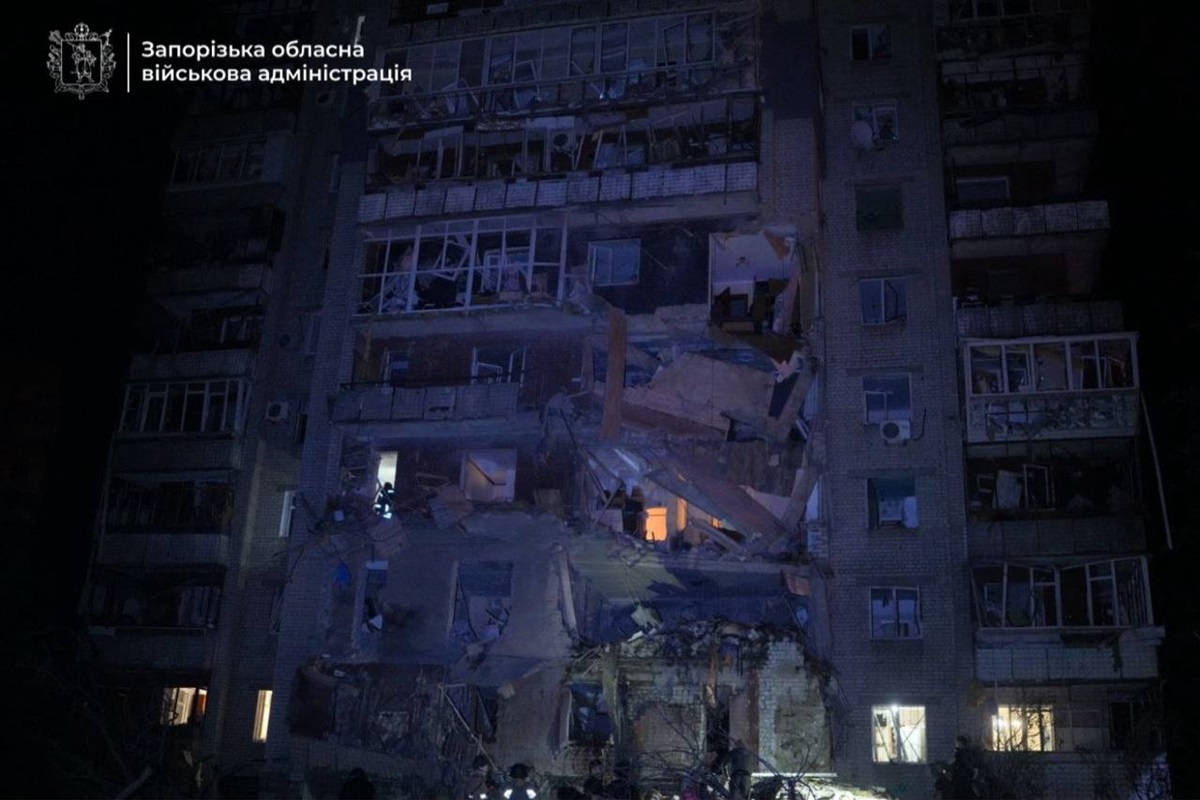 Фото для новини:Удар по Запоріжжю: з&rsquo;явилися кадри наслідків