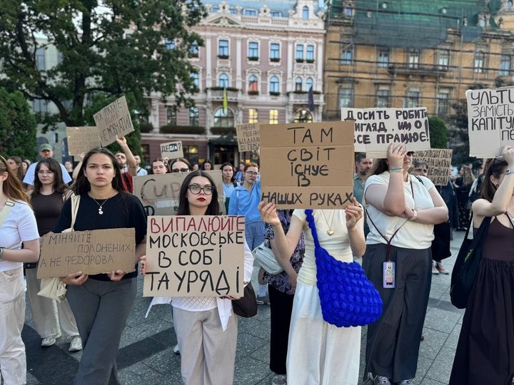 Фото для новини:Українці п'ятий день вимагають повернути Федорова