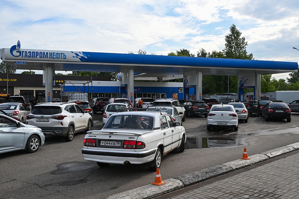 Фото для новини:В Росії почалися рейди з розшуку бензину у будинках та гаражах