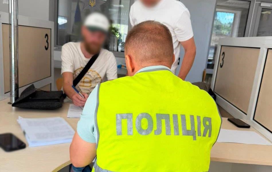 Фото для новини:Зачинив собаку на балконі в спеку: киянину повідомили про підозру