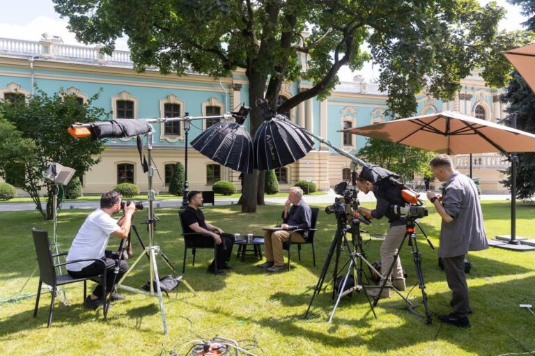 Фото для новини:Зеленський повідомив про "дуже хорошу" розмову з прем'єром Британії