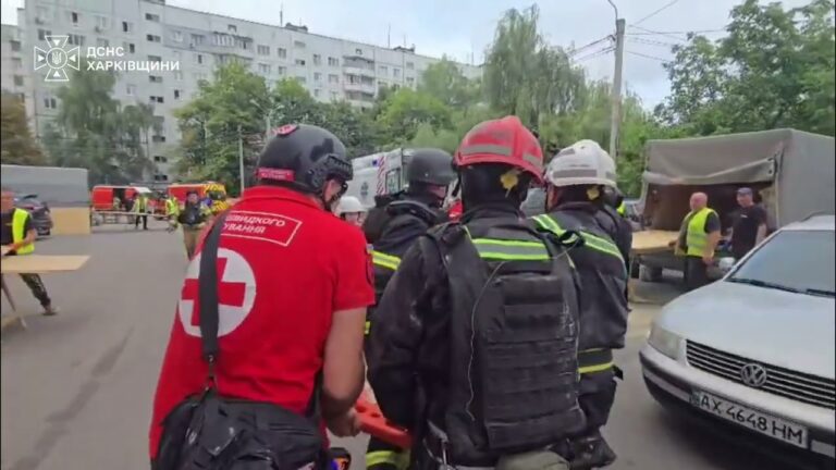 Фото для новини:Харків: росіяни вдарили по житловому мікрорайону, є постраждалі