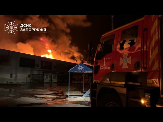 Фото для новини:Запоріжжя: рятувальники ліквідували пожежу, спричинену ударами російських безпілотників
