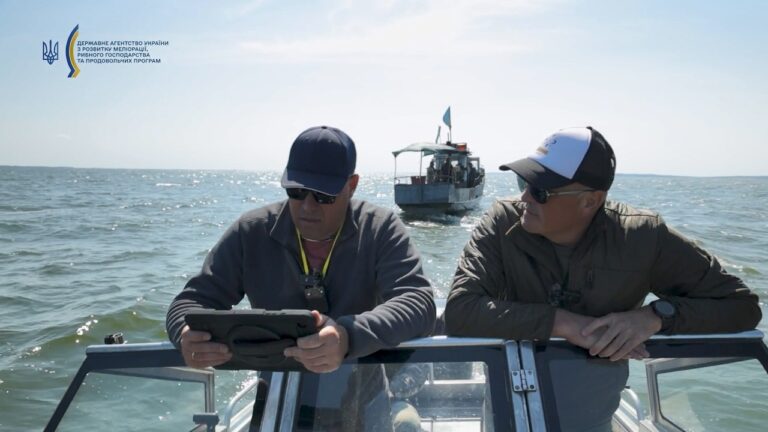 Фото для новини:Оперативники Держрибагентства перевірили промисловий вилов на Кременчуцькому водосховищі