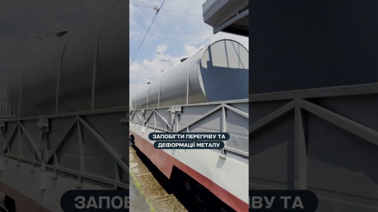 Фото для новини:Спека у столиці: "Київпастранс" охолоджує трамвайні рейки