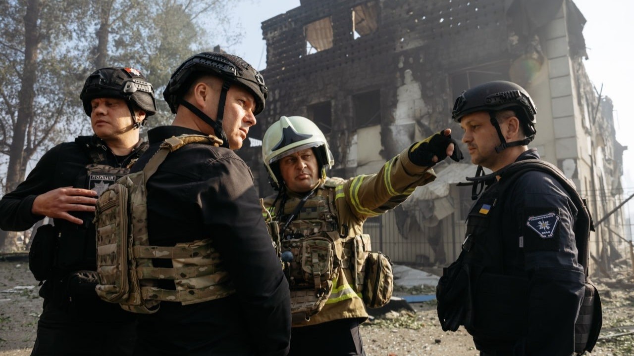 Фото для новини:Трагедія на Київщині: Міністр відвідав громаду, яка постраждала від обстрілу та повторної детонації