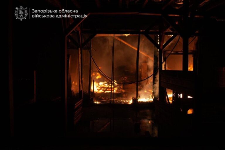 Фото для новини:Армія РФ атакувала ферму на Запоріжжі: спалахнула пожежа, є поранений