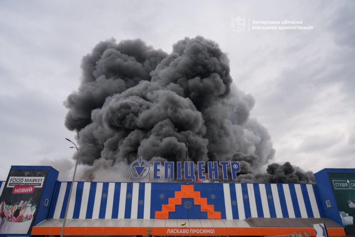Фото для новини:Атака на ТЦ у Запоріжжі: число поранених зростає