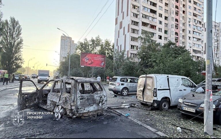 Фото для новини:Атака РФ: у Києві перекрито рух на двох вулицях, змінено маршрути автобусів