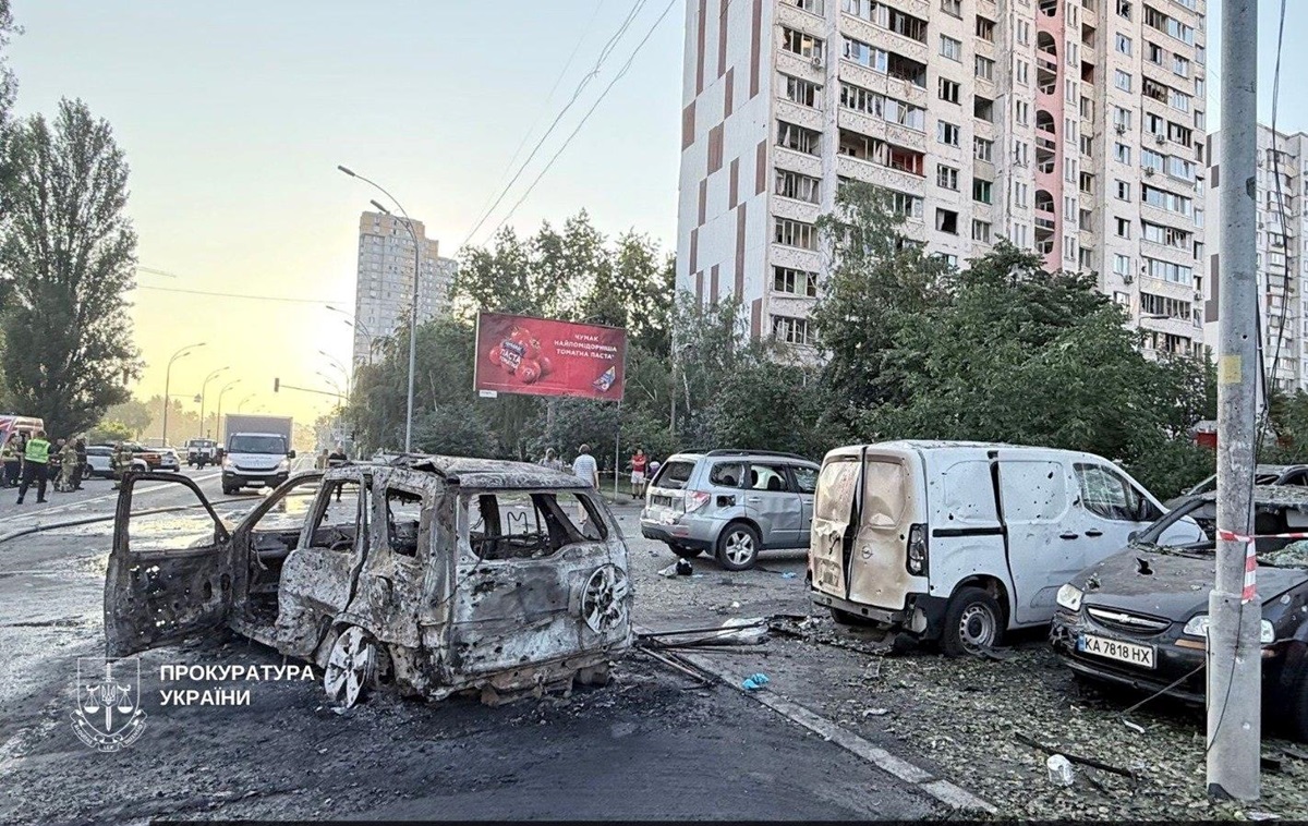 Фото для новини:Атака РФ: у Києві перекрито рух на двох вулицях, змінено маршрути автобусів