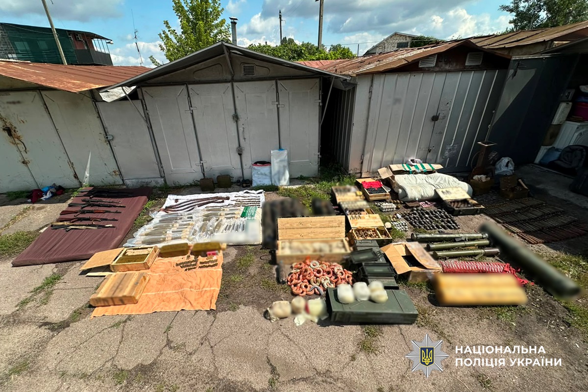 Фото для новини:Автомати, гранатомети та тисячі набоїв: на Черкащині вилучили склад зброї