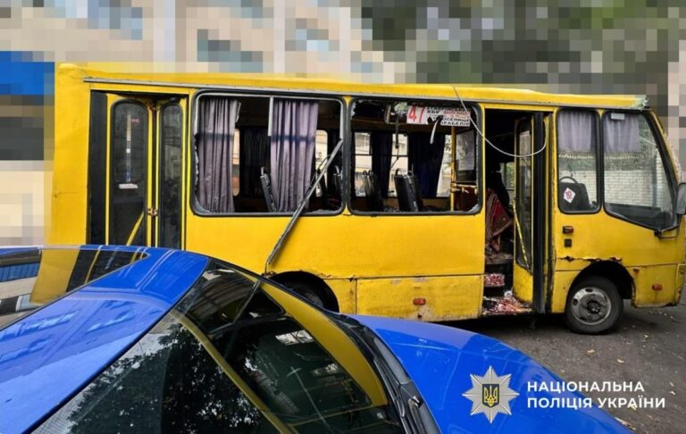 Фото для новини:Дрон РФ атакував маршрутку в Херсоні, є загиблі
