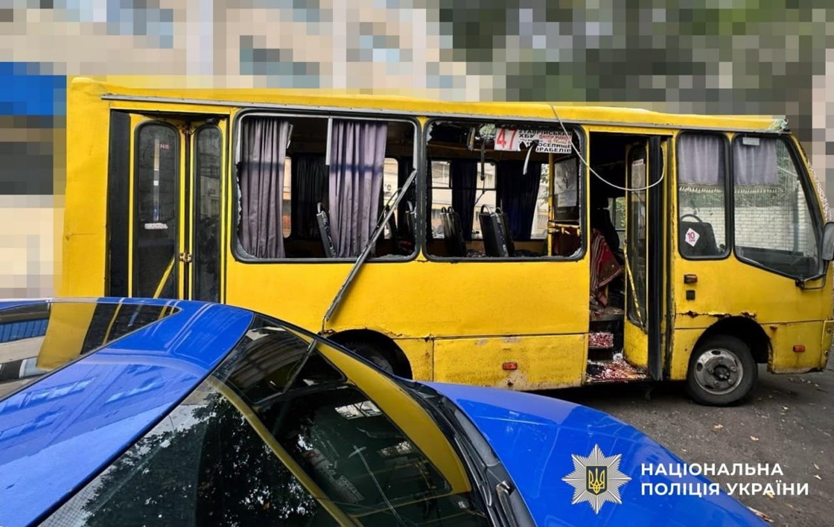 Фото для новини:Дрон РФ атакував маршрутку в Херсоні, є загиблі