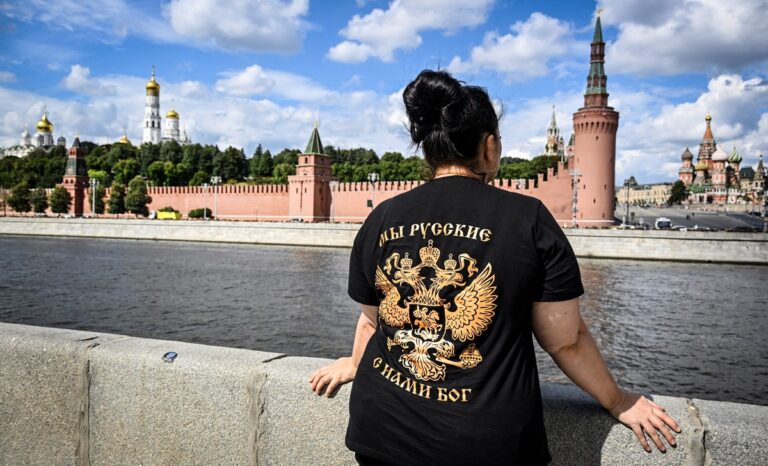 Фото для новини:Дрони, дефіцит бензину і війна: у РФ рекордно впав "індекс щастя"