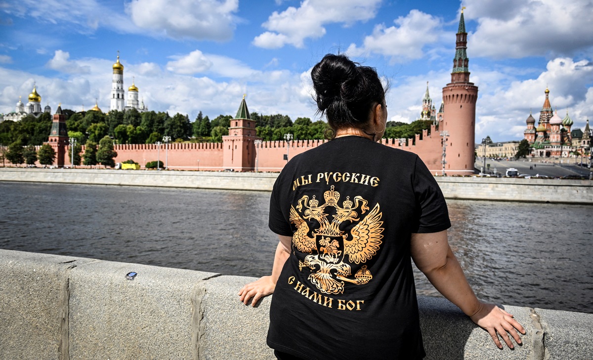 Фото для новини:Дрони, дефіцит бензину і війна: у РФ рекордно впав "індекс щастя"