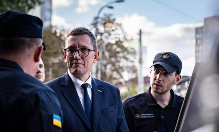 Фото для новини:Естонську делегацію звозили на столичну Лук’янівку