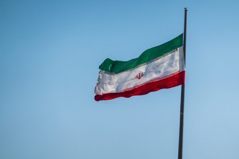 Фото для новини:Іран погрожує прорвати блокаду в Ормузькій протоці