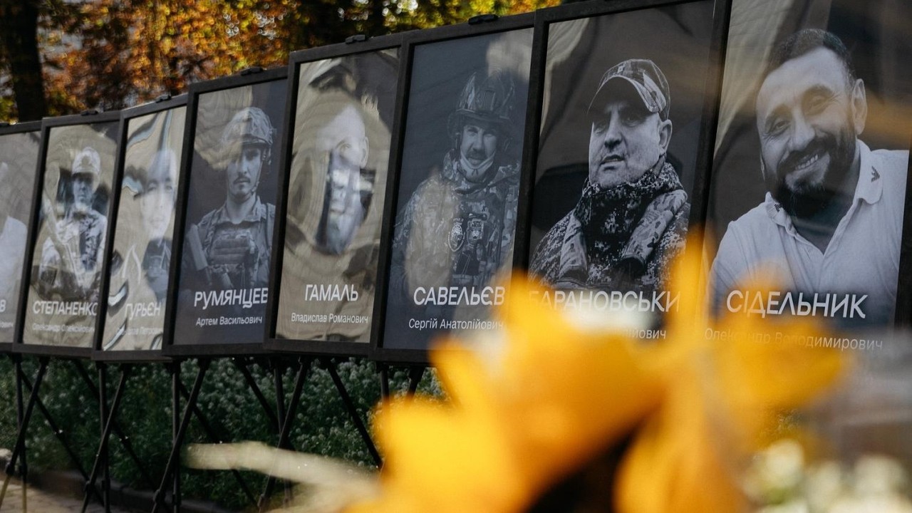 Фото для новини:Глава МВС Іван Вигівський зустрівся із сім’ями полеглих захисників та вшанував пам’ять загиблих