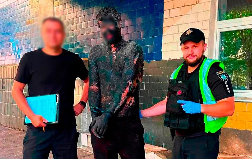Фото для новини:Киянин стрибнув у бочку зі смолою, щоб пограбувати магазин