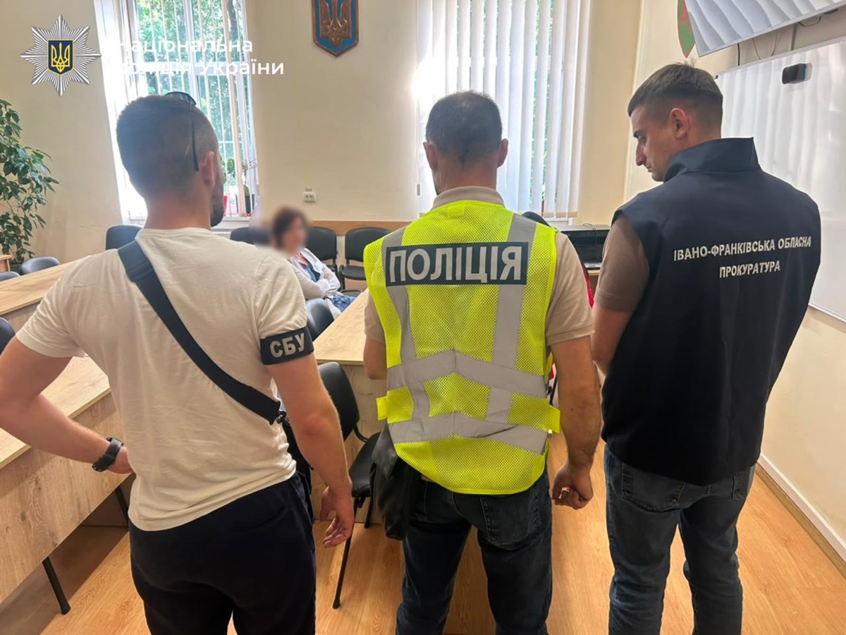 Фото для новини:Лікарку військової поліклініки викрили на хабарі