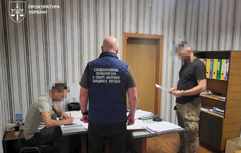 Фото для новини:На Львівщині командир підписав "бойові" на 16 млн грн