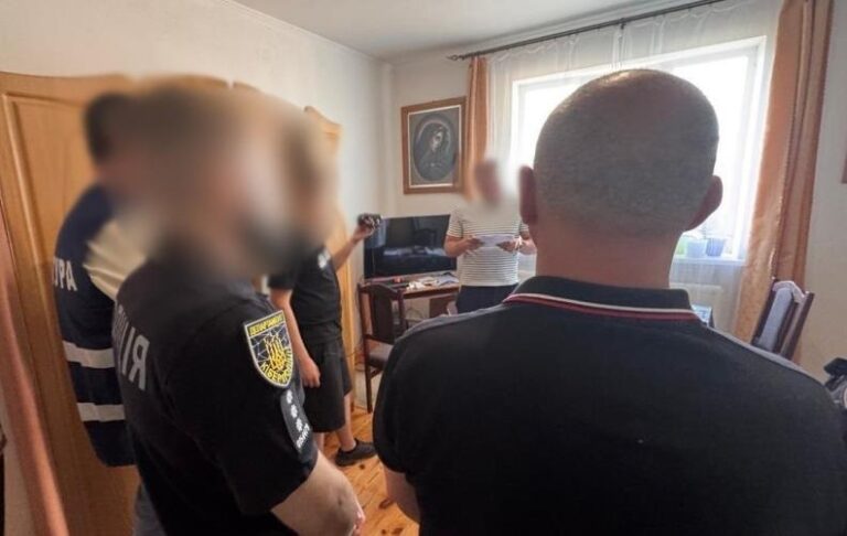 Фото для новини:На Львівщині прийомний батько упродовж року ґвалтував 14-річну дівчинку