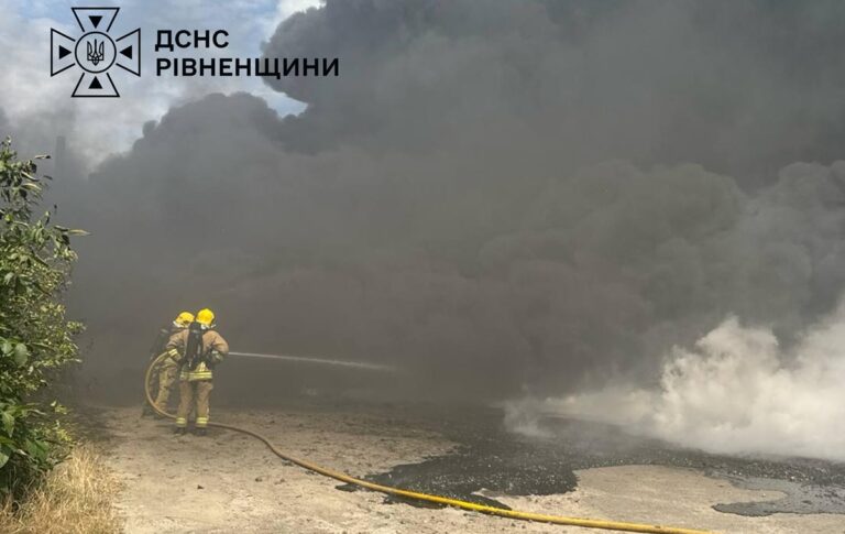 Фото для новини:На Рівненщині сталася пожежа на заводі