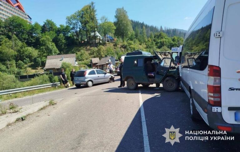 Фото для новини:На Закарпатті ДТП із трьома авто: постраждали 13 людей, серед них діти