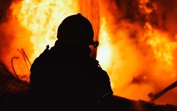 Фото для новини:На Житомирщині через обстріл виникла пожежа на території підприємства