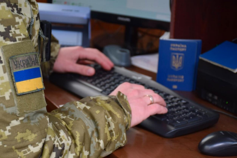 Фото для новини:Податкова бачитиме кожен перетин кордону українців