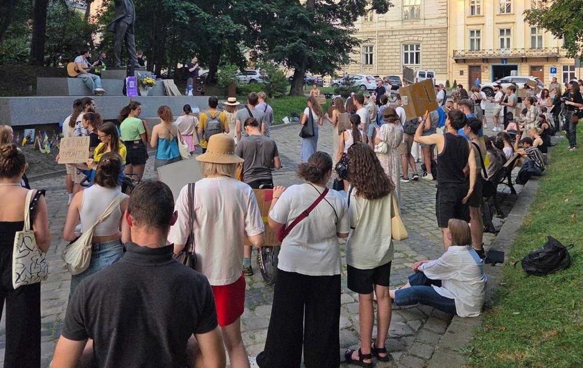Фото для новини:Повернути Федорова: в Україні 20-ий день тривають протести