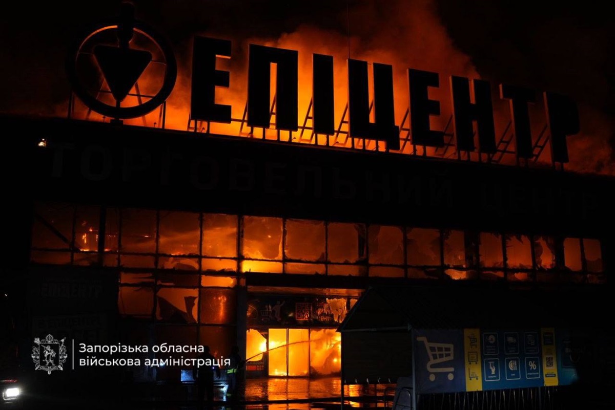 Фото для новини:Пожежа у торговому центрі: РФ атакувала Запоріжжя
