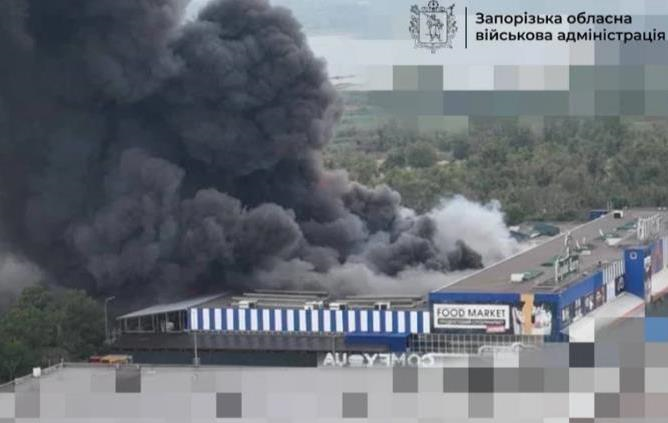 Фото для новини:РФ вдарила по території торговельного центру в Запоріжжі, є постраждалий