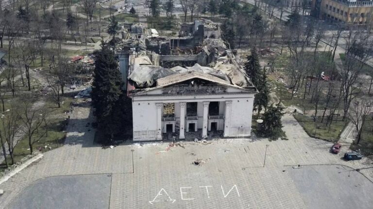 Фото для новини:РФ зняла пропагандистський фільм у драмтеатрі Маріуполя