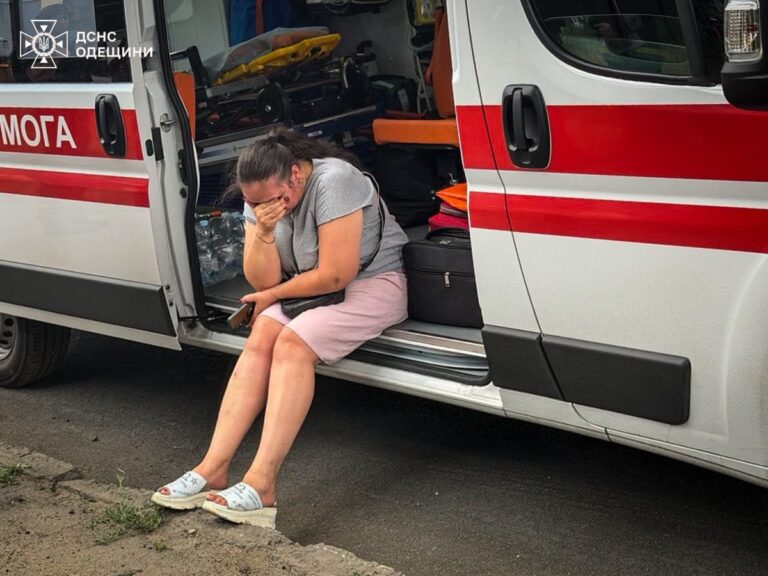 Фото для новини:Росіяни дронами атакували два автобуси у Херсоні: є поранені