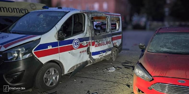 Фото для новини:Росіяни поцілили дроном по автомобілях "швидкої" у Сумах