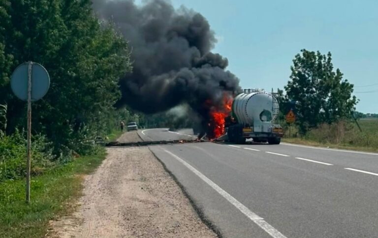 Фото для новини:Росіяни вбили двох людей у вантажівці на Одещині